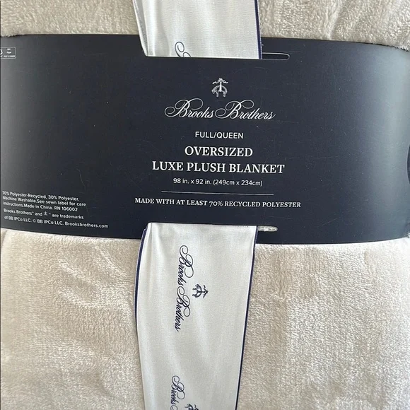 Brooks Brothers Oversized Plush Blanket in Cream - Picture 6 of 7